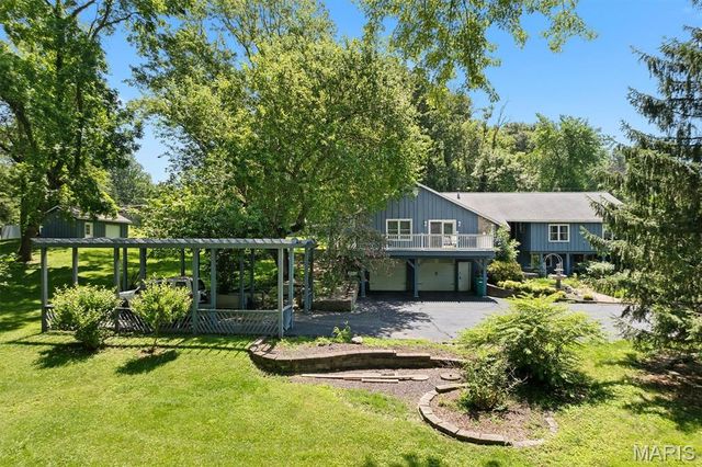 2740 Old Collinsville Road, Belleville, IL 62226