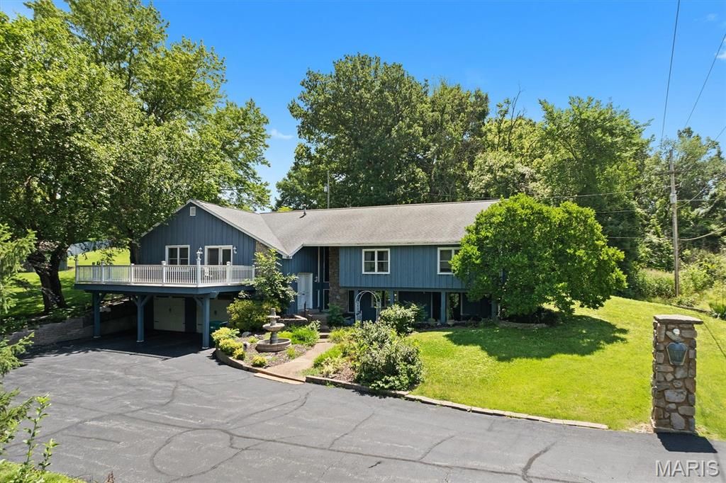 2740 Old Collinsville Road, Belleville, IL 62226