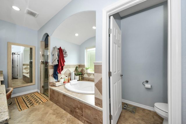 1020 E Hillje Street, El Campo, TX 77437