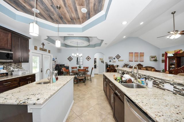 1020 E Hillje Street, El Campo, TX 77437