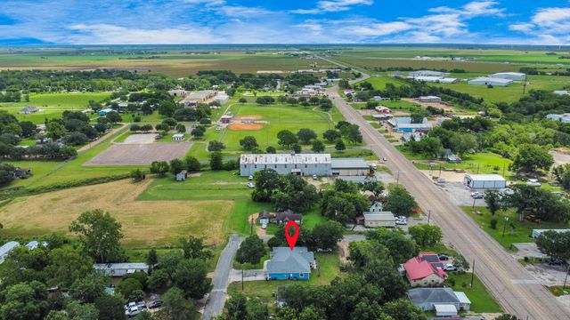 1020 E Hillje Street, El Campo, TX 77437