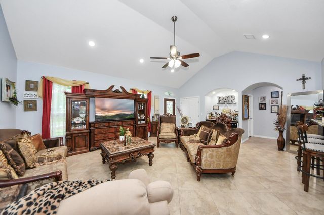 1020 E Hillje Street, El Campo, TX 77437