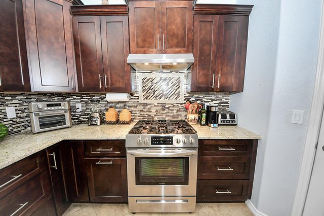 1020 E Hillje Street, El Campo, TX 77437