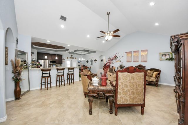 1020 E Hillje Street, El Campo, TX 77437