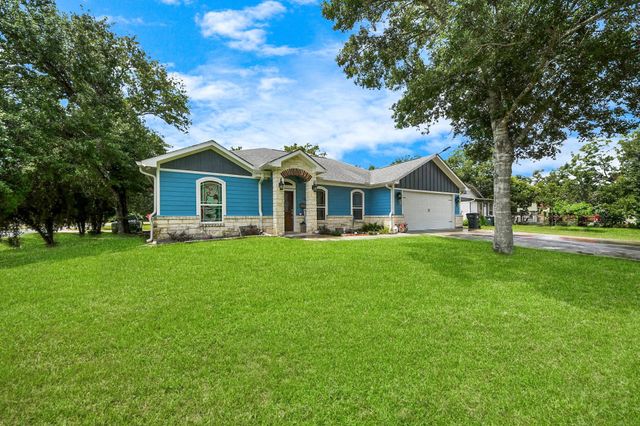 1020 E Hillje Street, El Campo, TX 77437