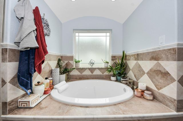 1020 E Hillje Street, El Campo, TX 77437