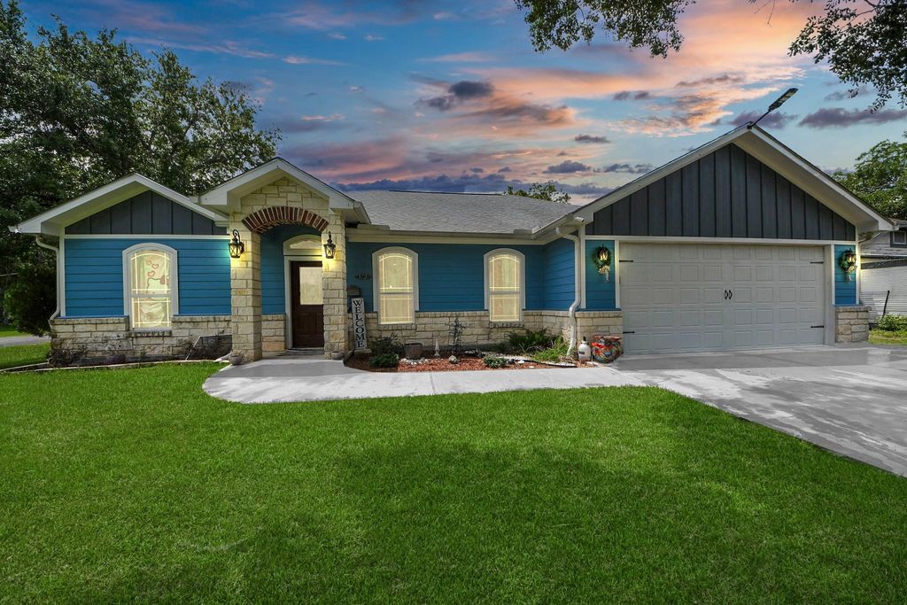 1020 E Hillje Street, El Campo, TX 77437