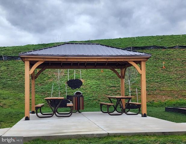 104 CRAMSFORD ST, Falling Waters, WV 25419