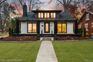 784 Barrington Road, Grosse Pointe, MI 48230