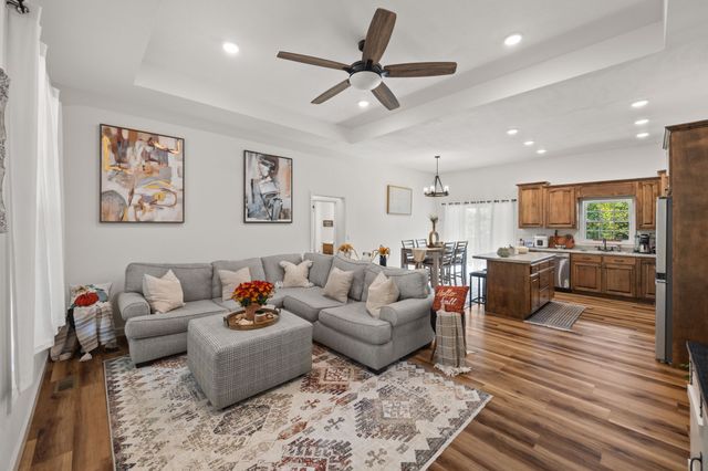 528 St Anthony Dr, Jamestown, TN 38556