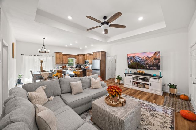 528 St Anthony Dr, Jamestown, TN 38556