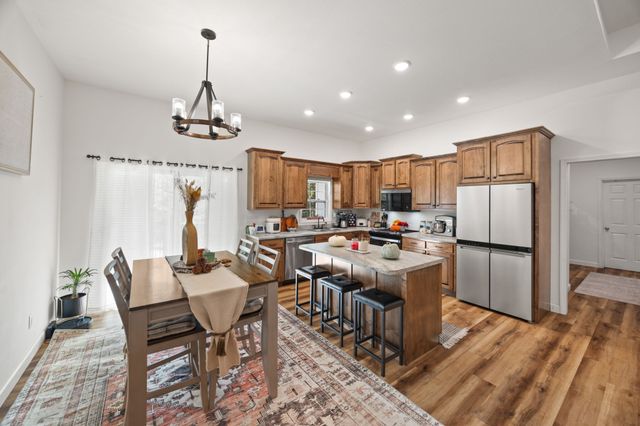 528 St Anthony Dr, Jamestown, TN 38556