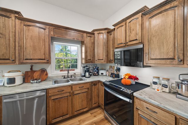 528 St Anthony Dr, Jamestown, TN 38556