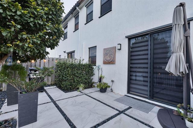 9015 NW 183rd St, Hialeah, FL 33018