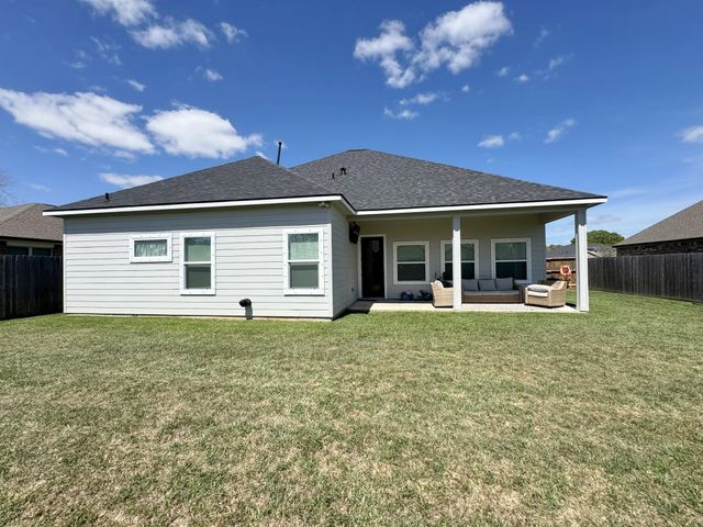 431 Wellshire Drive, West Columbia, TX 77486