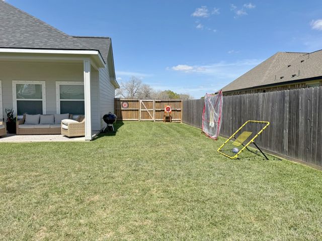 431 Wellshire Drive, West Columbia, TX 77486