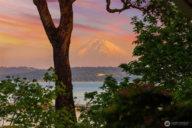 3704 48th Avenue NE, Seattle, WA 98105