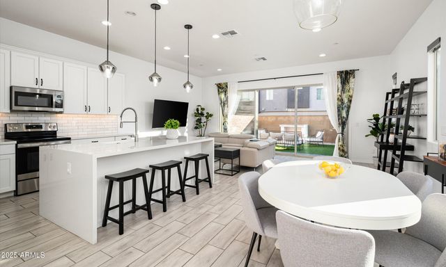 1933 W KINFIELD Trail, Phoenix, AZ 85085