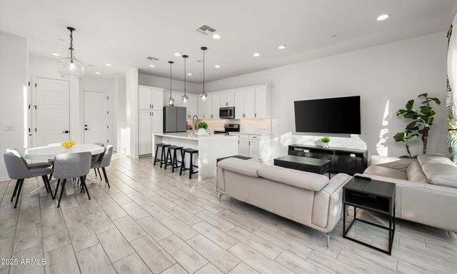 1933 W KINFIELD Trail, Phoenix, AZ 85085