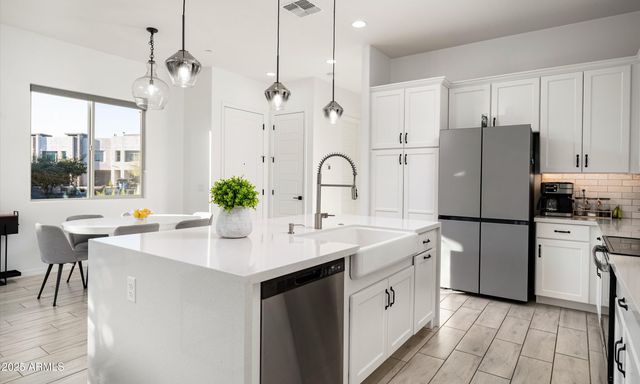 1933 W KINFIELD Trail, Phoenix, AZ 85085