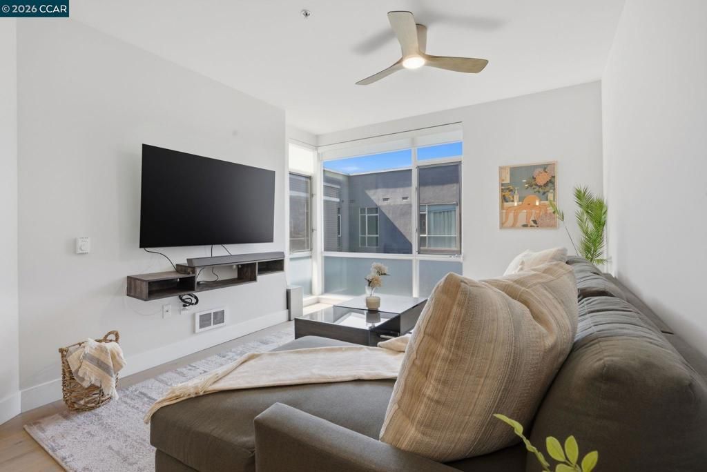 Image 10 of property listing at 901 Jefferson St 513, Oakland, CA 94607