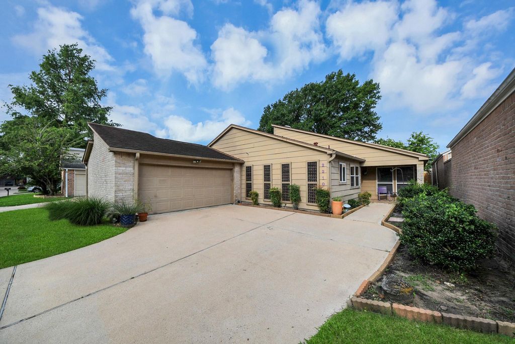 2210 Linea Del Pino Street, Houston, TX 77077