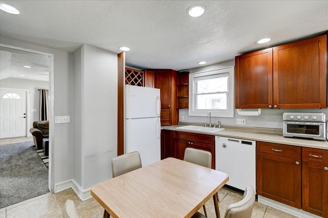 815 E 25th Street, Des Moines, IA 50317