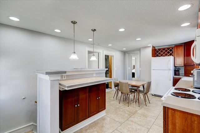 815 E 25th Street, Des Moines, IA 50317