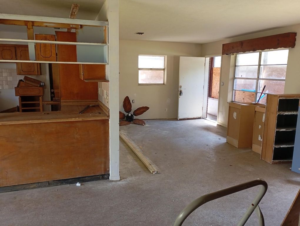 Image 8 of property listing at 2924 E 148TH AVENUE, Lutz, FL 33559