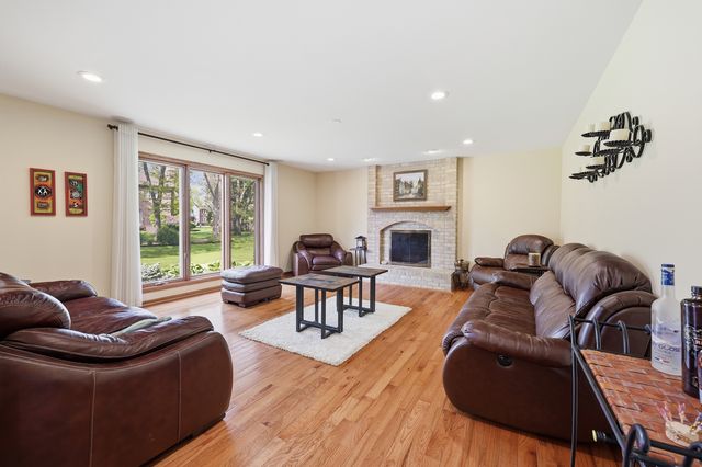 406 Woodview Drive, Prospect Heights, IL 60070