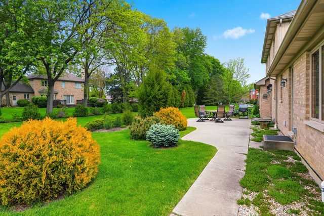 406 Woodview Drive, Prospect Heights, IL 60070