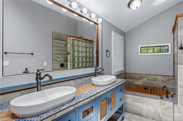2094 Pembrooke Forest Drive, Winston-salem, NC 27106