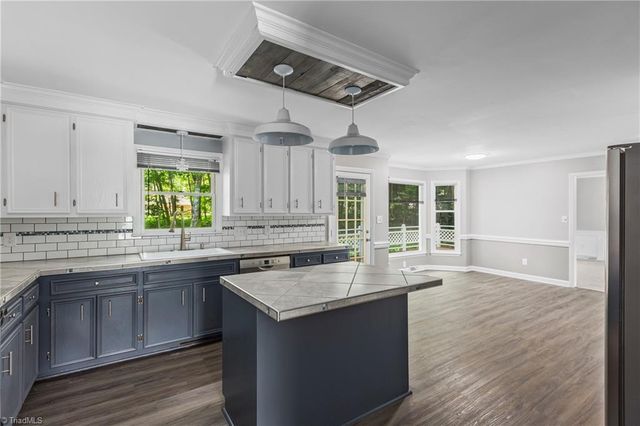 2094 Pembrooke Forest Drive, Winston-salem, NC 27106
