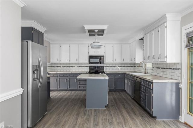 2094 Pembrooke Forest Drive, Winston-salem, NC 27106