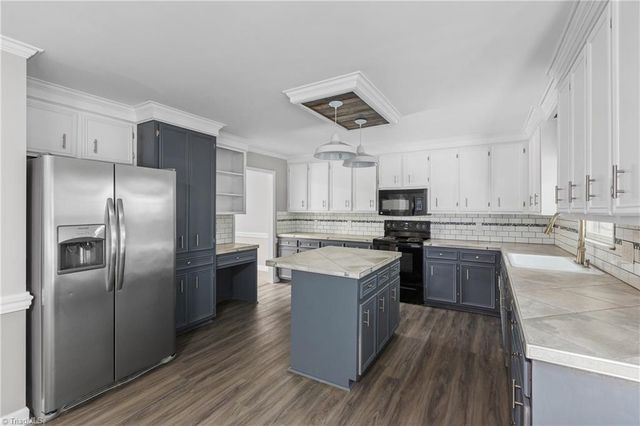 2094 Pembrooke Forest Drive, Winston-salem, NC 27106