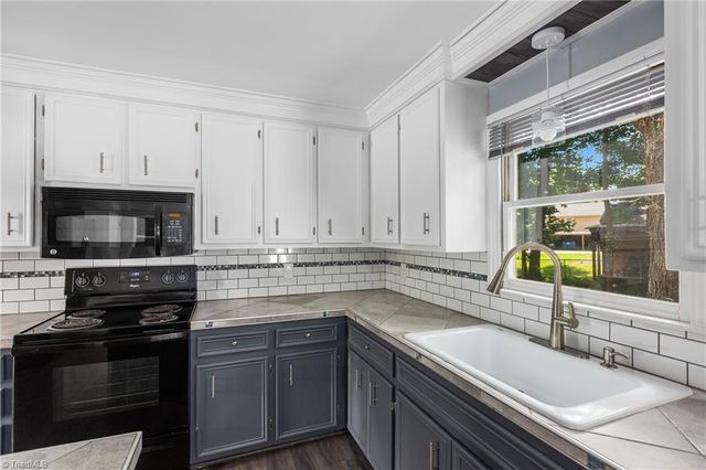 2094 Pembrooke Forest Drive, Winston-salem, NC 27106