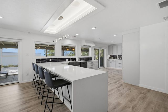 8901 Grandview DR, Jonestown, TX 78645