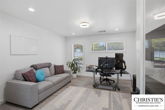 8901 Grandview DR, Jonestown, TX 78645