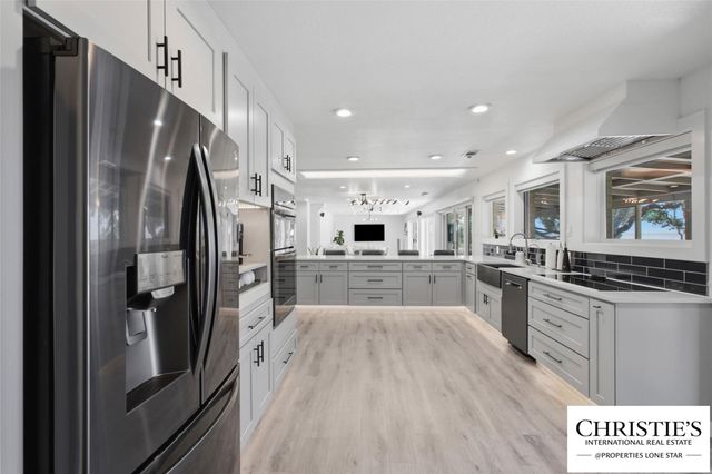 8901 Grandview DR, Jonestown, TX 78645