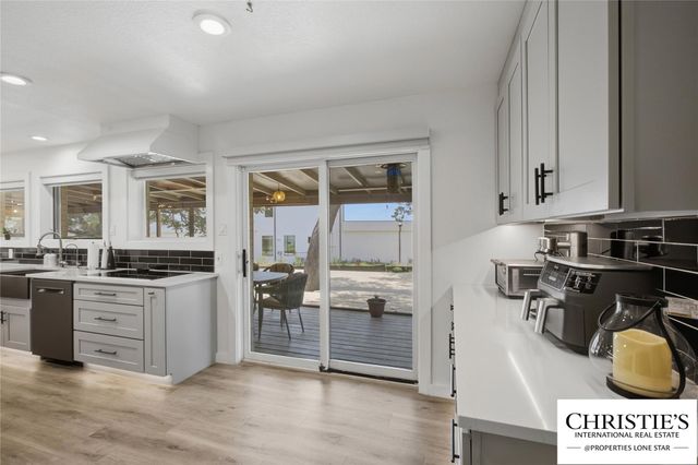 8901 Grandview DR, Jonestown, TX 78645