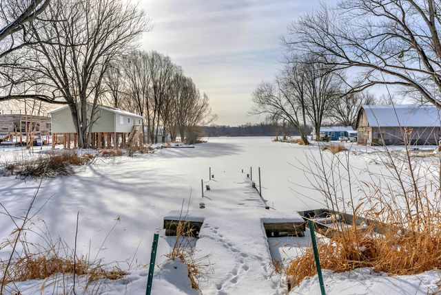 576 Lake Eliza Gateway, Hebron, IN 46341