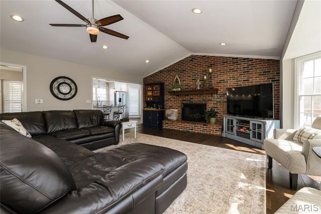 5018 Ringer Road, St Louis, MO 63129