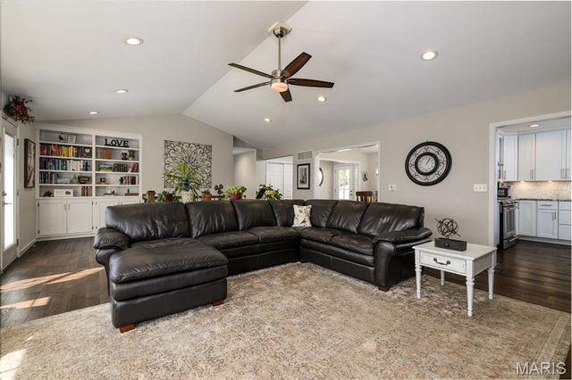 5018 Ringer Road, St Louis, MO 63129