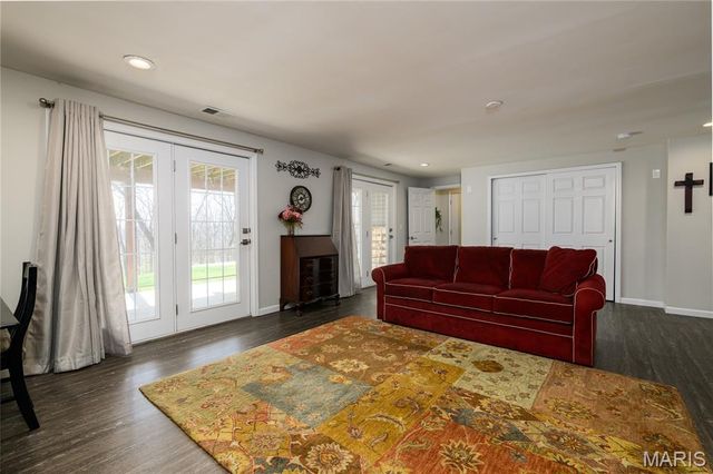 5018 Ringer Road, St Louis, MO 63129