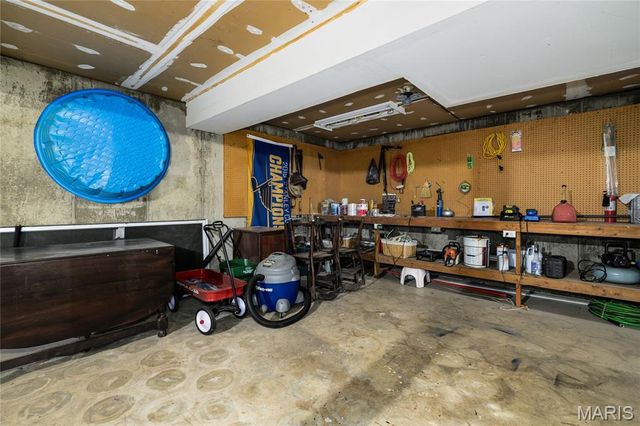 5018 Ringer Road, St Louis, MO 63129