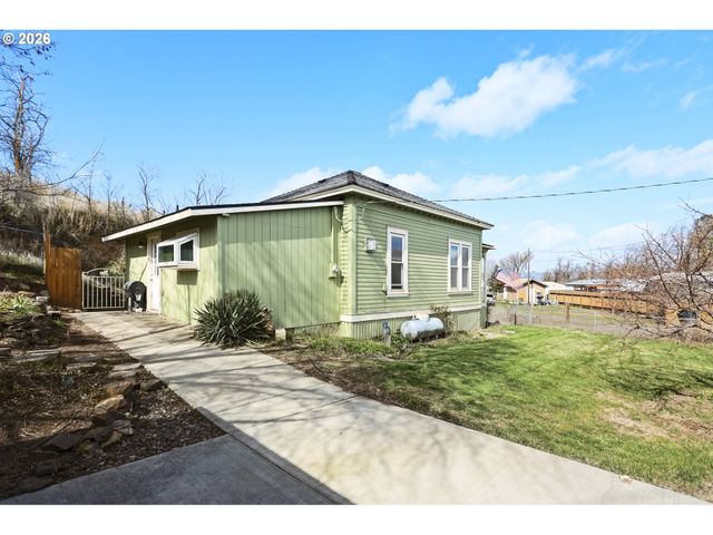 320 DESCHUTES St, Wasco, OR 97065