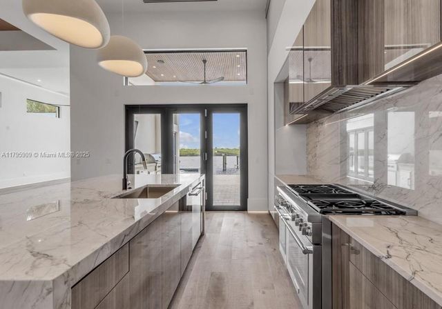 1194 N Peninsula Ave, New Smyrna Beach, FL 32169