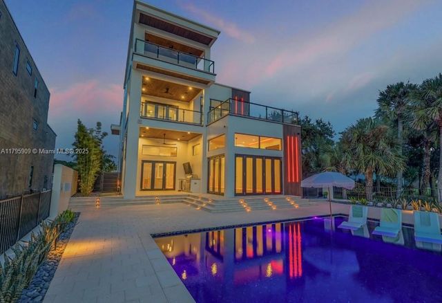 1194 N Peninsula Ave, New Smyrna Beach, FL 32169