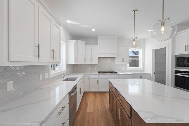 7459 Waters Edge Avenue, Shakopee, MN 55379