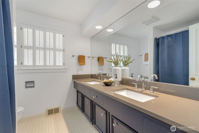 3657 W Viewmont Way W, Seattle, WA 98199